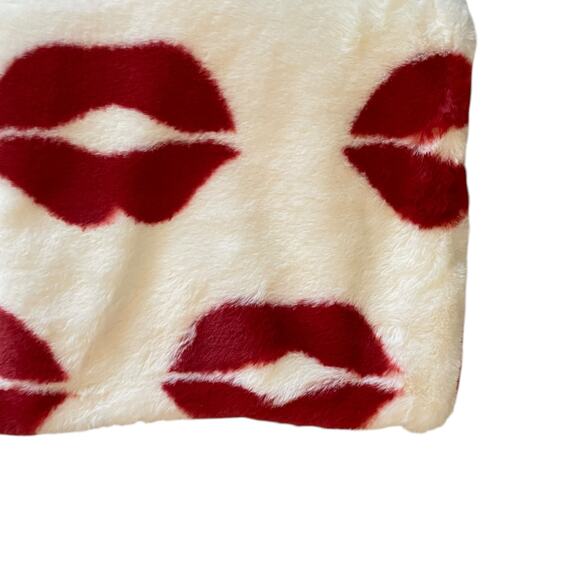 NEW Cupcakes & Cashmere LIPS Faux Fur Throw Blanket 50x70 Red & White Valentine - Picture 12 of 16